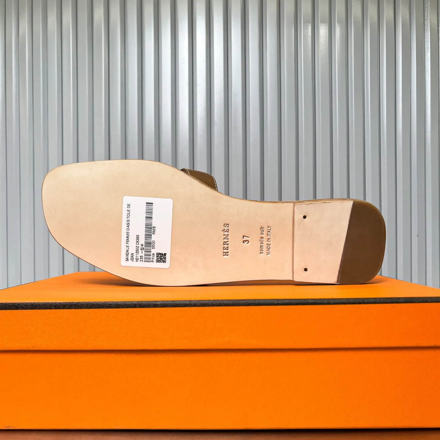 👟👟Ex-factory price 480👟👟 New style in early spring, splicing technology, new revision (Hermès), upgraded packaging, upgraded version and workmanship materials. Hermes®🔴The highest version of handmade shoes on the market ✨✨ Top product Hermès slippers🐎 —————————— The new model in early spring is the same as the original version, handmade by masters! ❥High-end customization, exclusive products, the highest version in the industry⚠❥Using: Hermers upper: Italian imported cowhide + original custom-grade Australian sheepskin feet + genuine leather outsole (pursuing top walking comfort) ✨~~〰〰〰〰❥ Packaging: ✔🚦Pay attention to the packaging➰Top-level exclusive box 〰The original top quality is on sale━━━━Hermes━━━━━ size: 35-40 (34.41.42 custom-made, non-refundable)